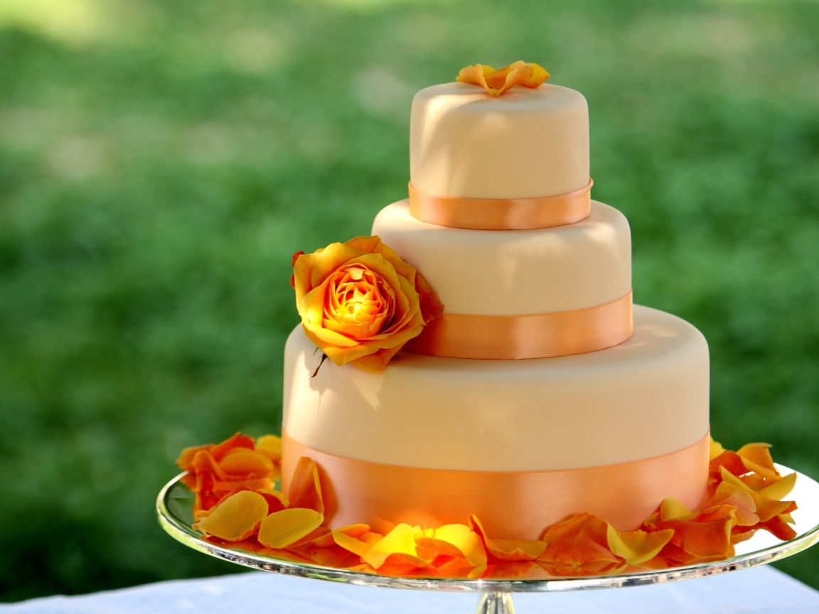 Красивый оранжевый свадебный торт с лепестками розы