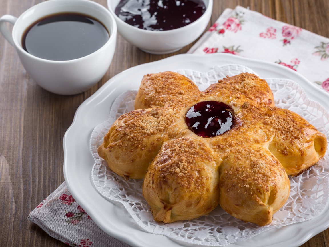 Красивый пирог на столе с чаем