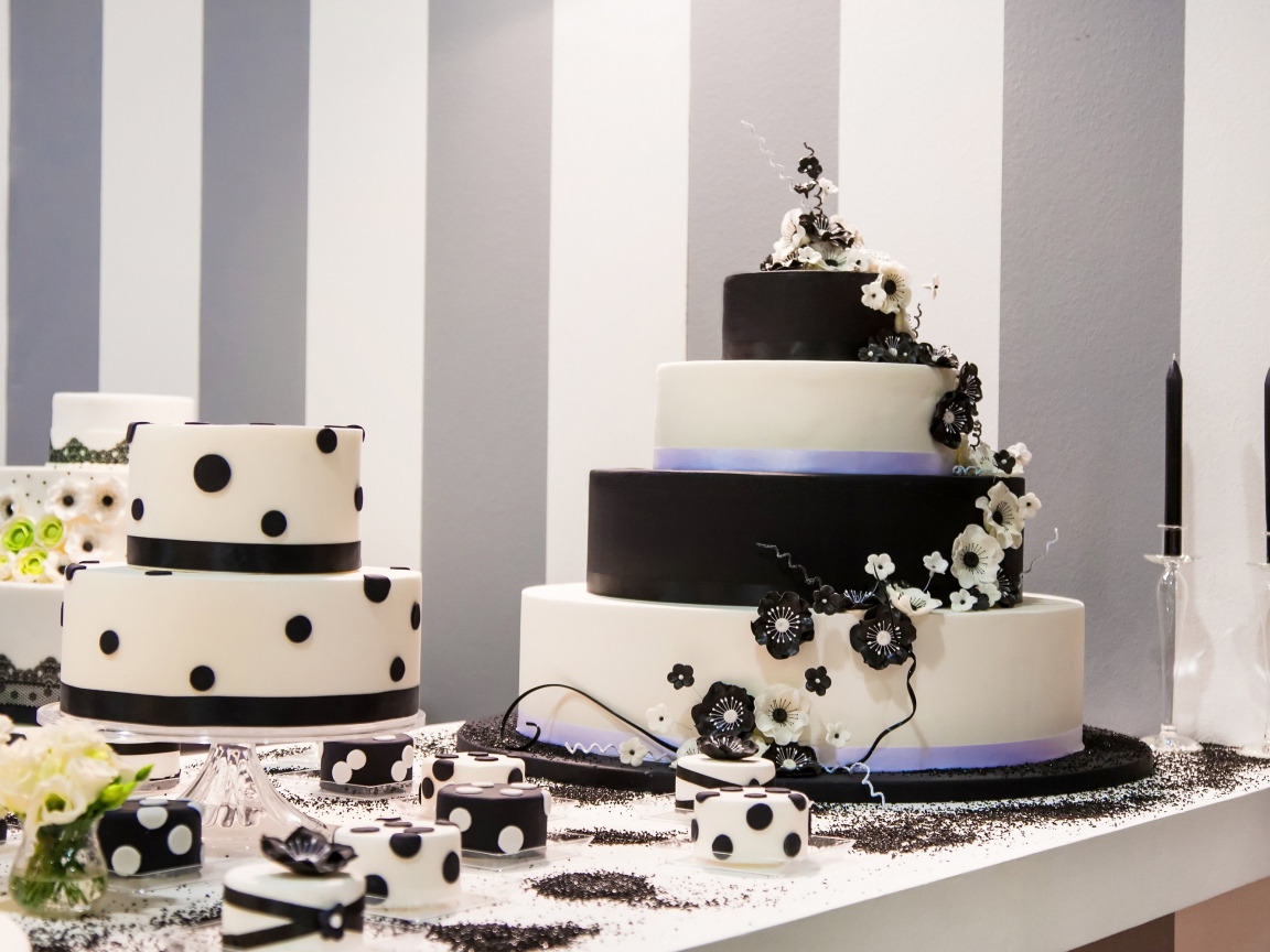 Красивый свадебный черно белый торт