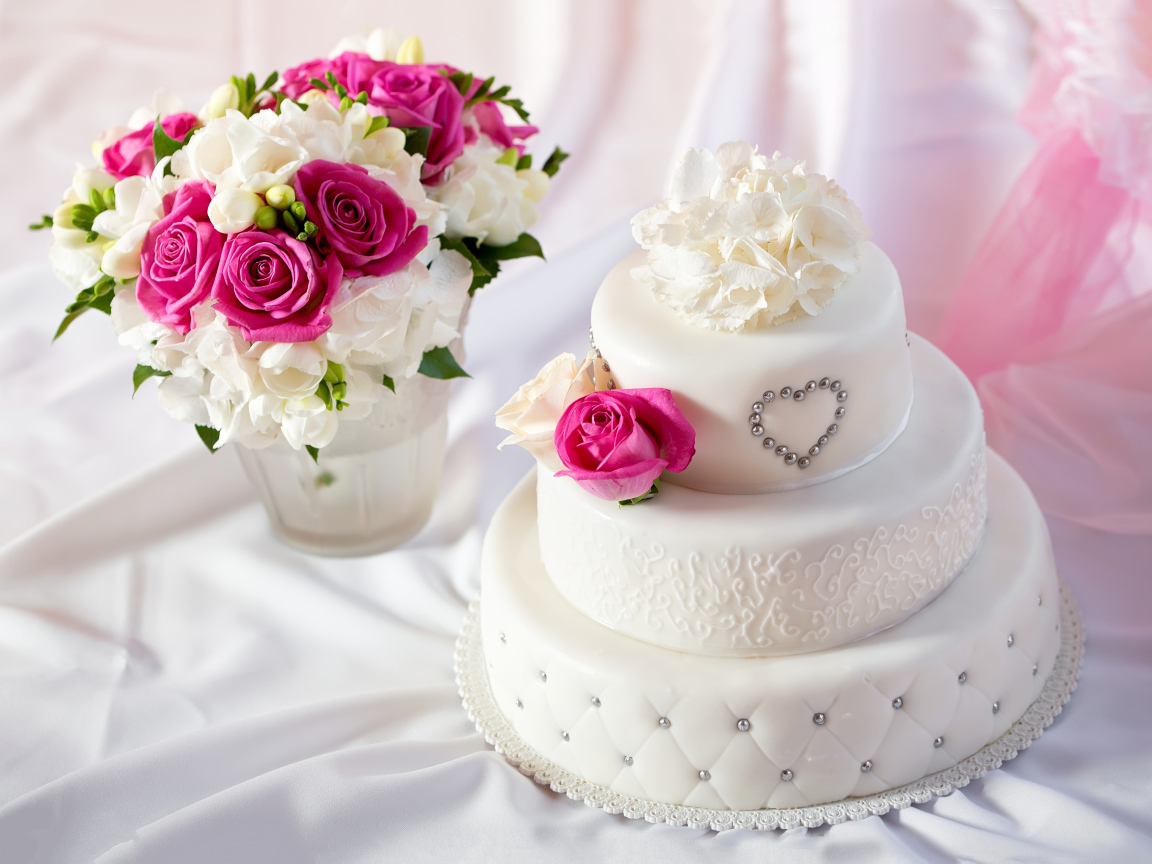 Красивый свадебный торт с букетом цветов на белом фоне