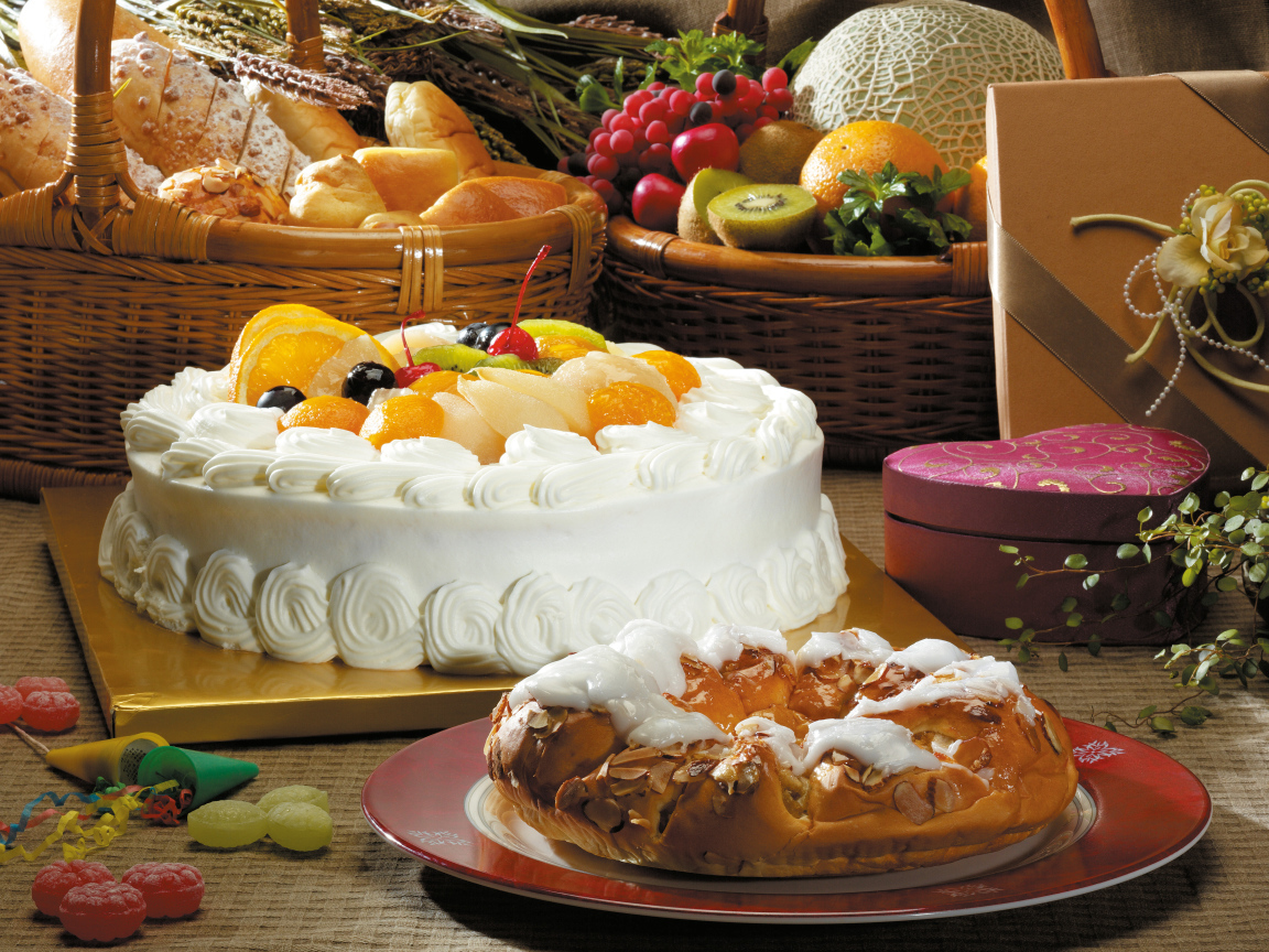 Красивый белый торт с пирогом на столе