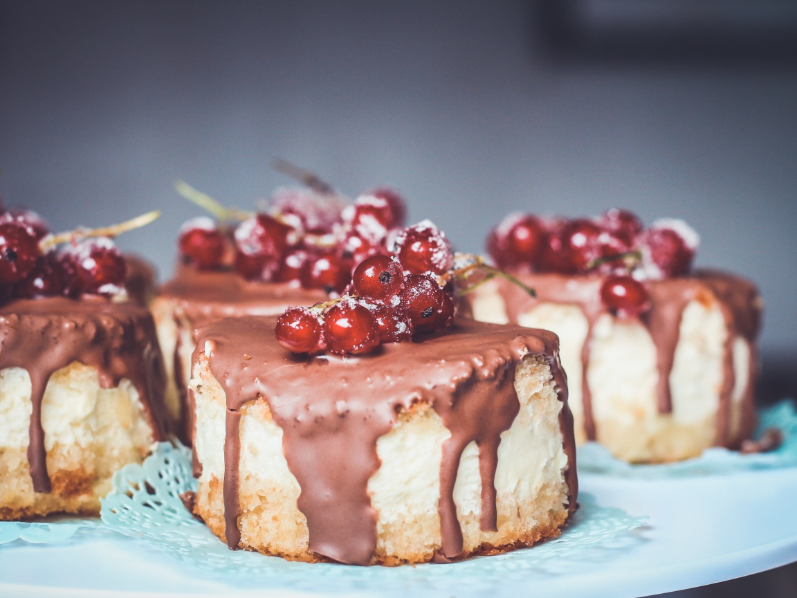 Пирожное в глазури с ягодами красной смородины