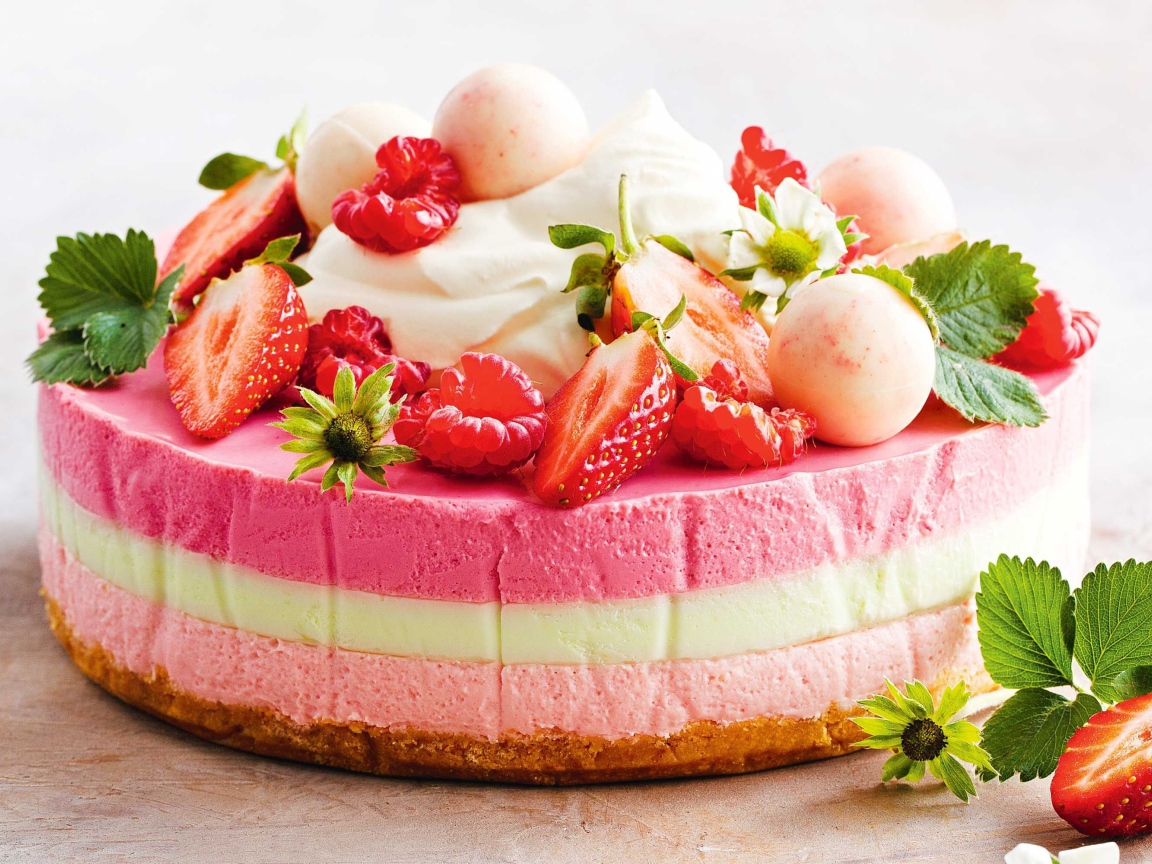 Торт мусс с ягодами клубники и малины