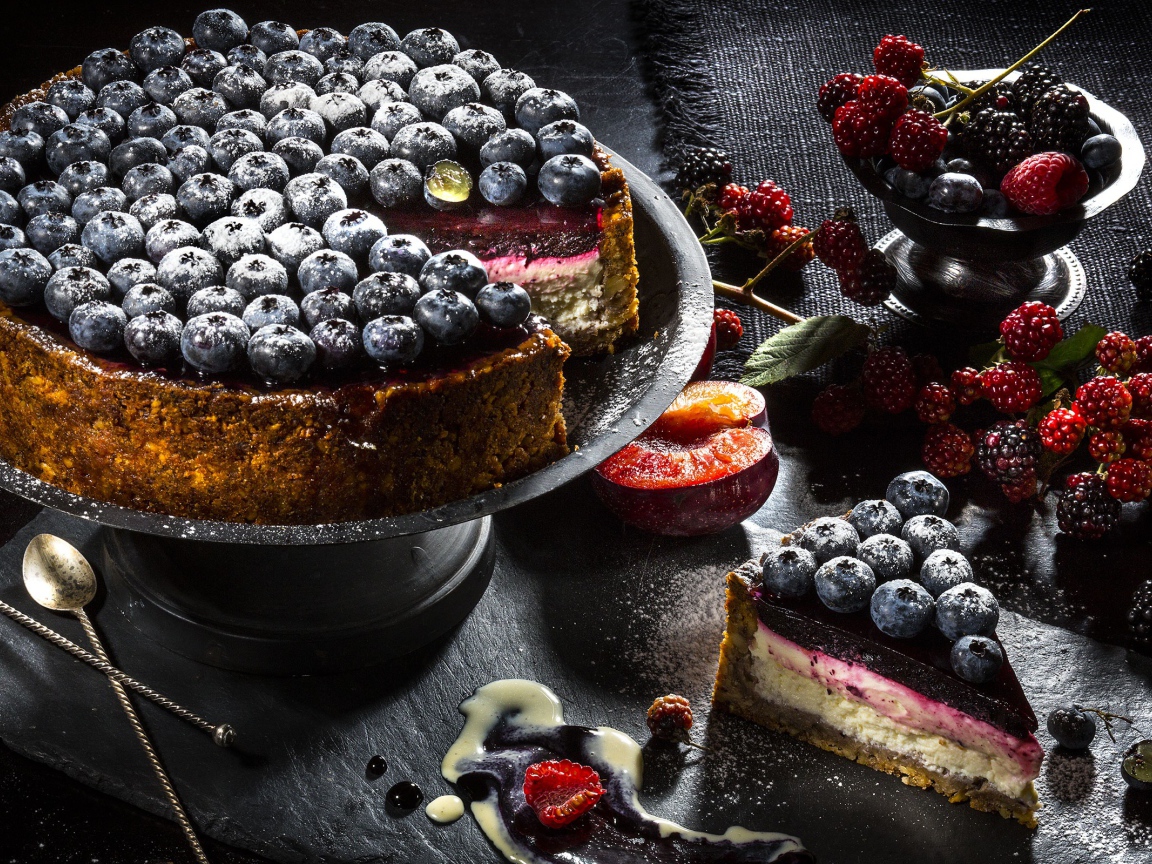 Пирог с ягодами черники и ежевики 