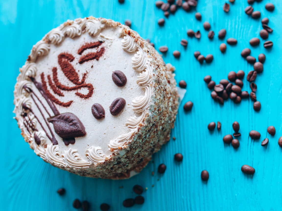 Торт с кофейными зернами на голубом фоне