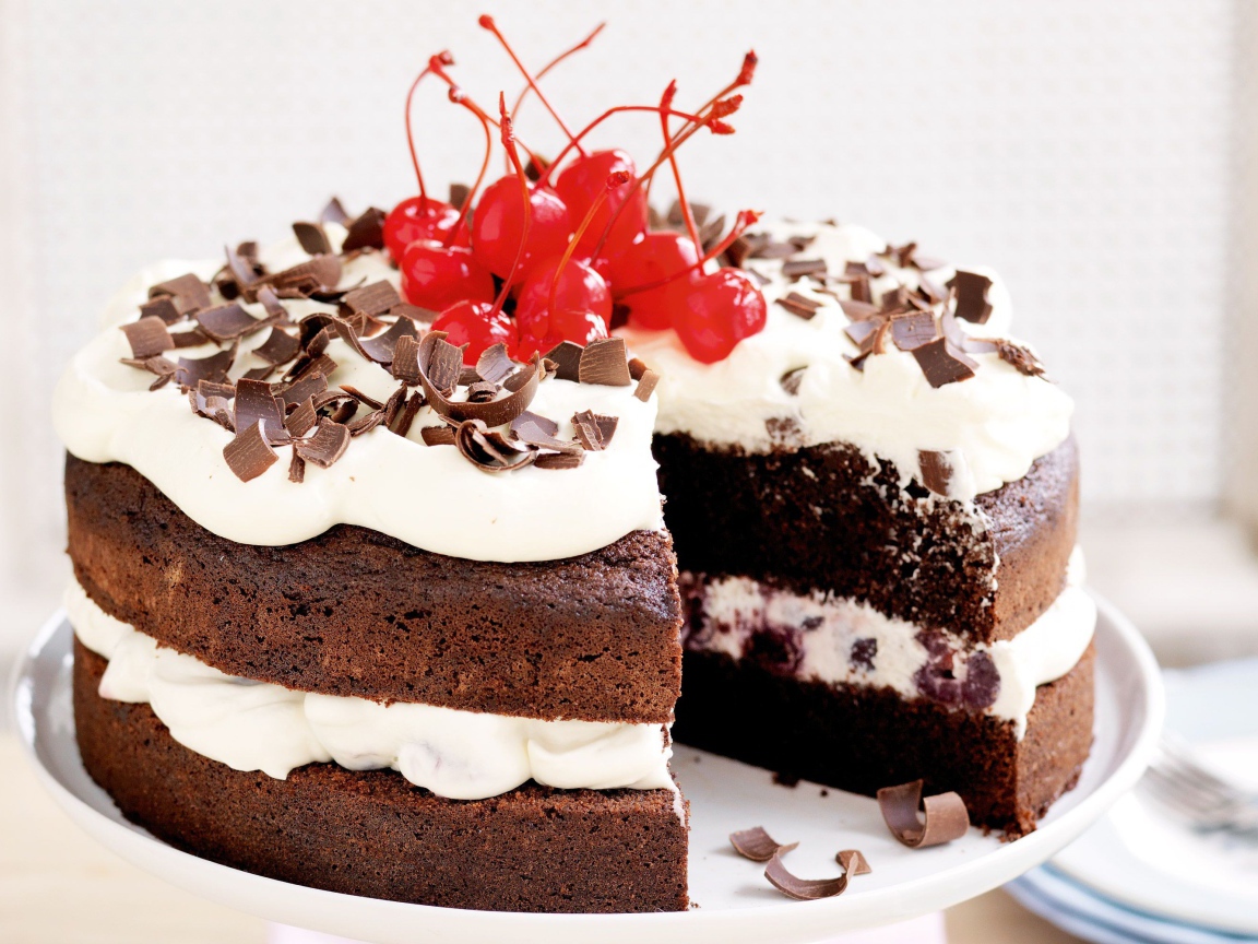 Торт с кремом, шоколадной стружкой и вишнями
