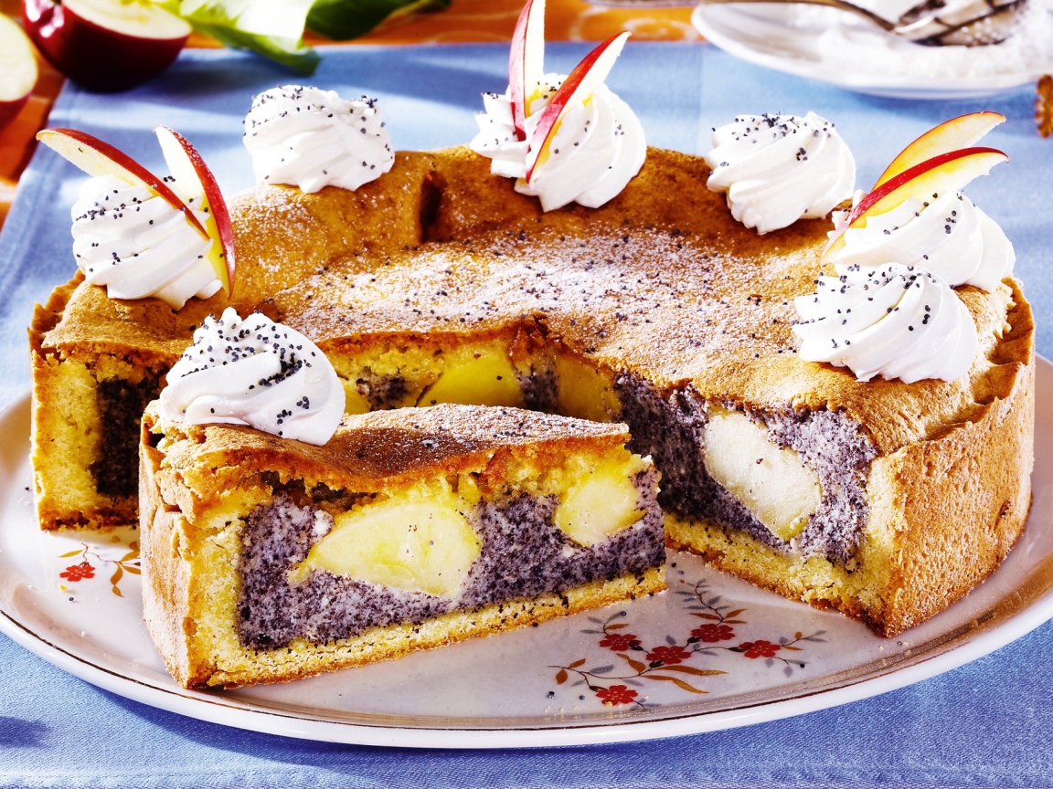 Пирог с маком и яблоками на столе 