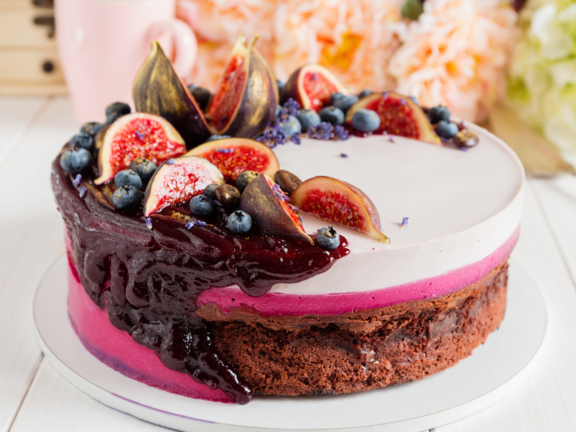 Торт с суфле, джемом, ягодами черники и кусочками инжира