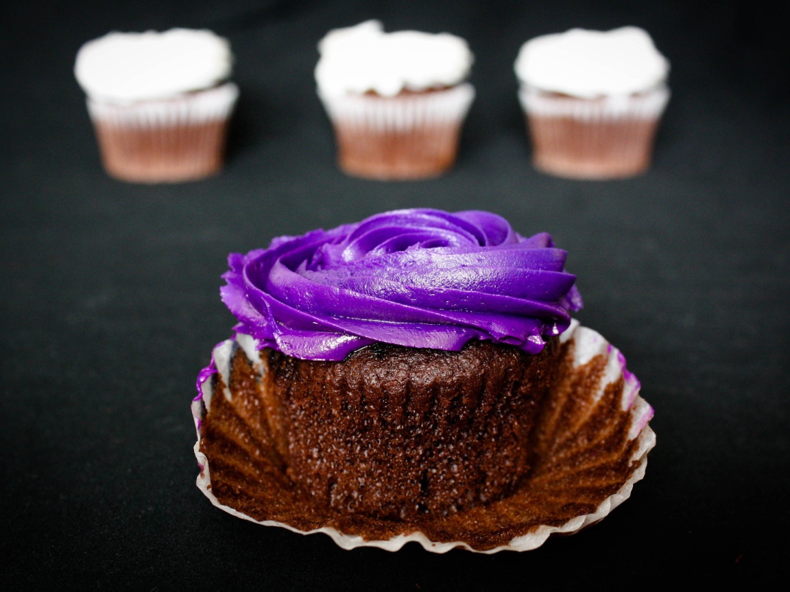 Шоколадный кекс с фиолетовым кремом