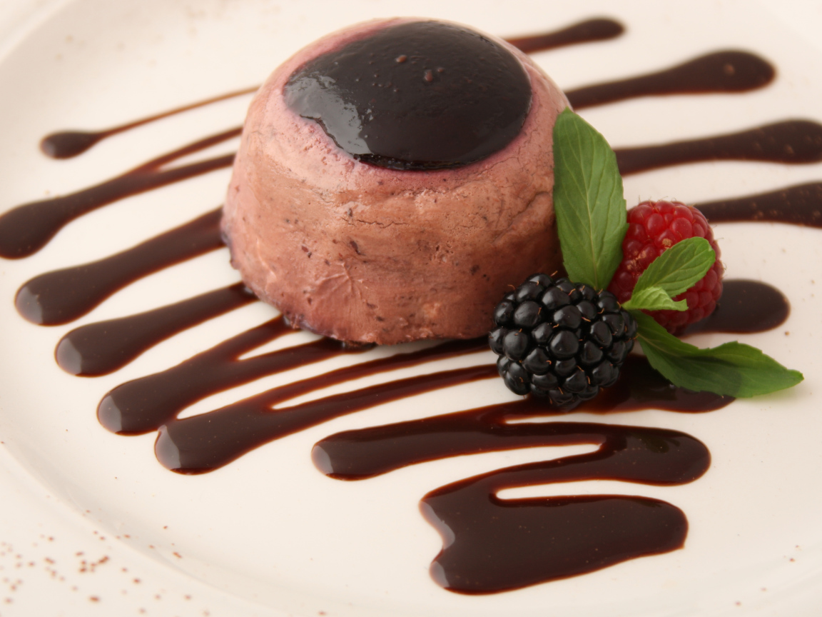 Шоколадный десерт с ягодами черники и малины