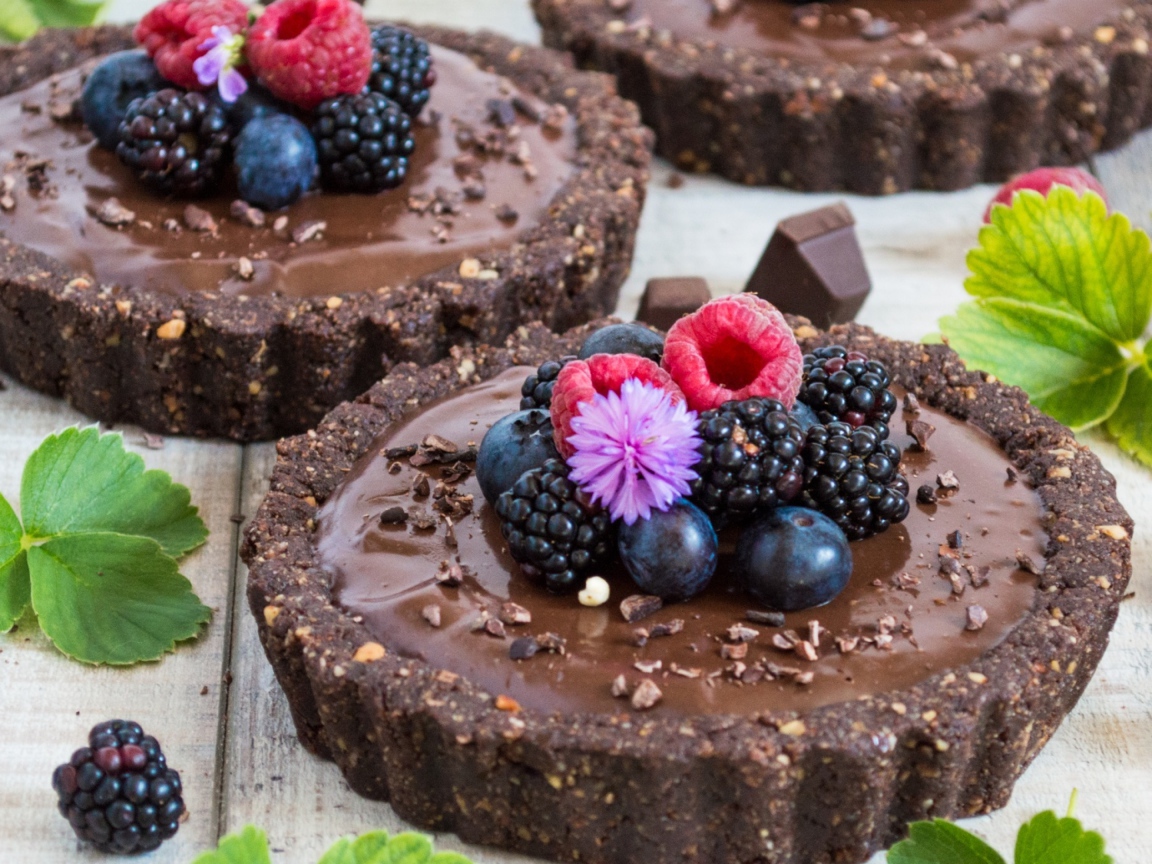 Шоколадное сладкое пирожное с ягодами