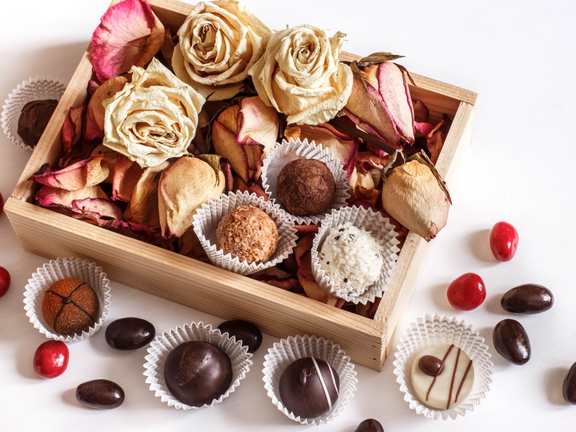 Шоколадные конфеты с сухими розами в коробке 
