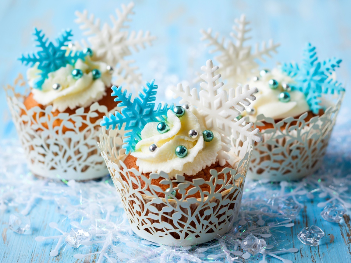 Новогодние капкейки со снежинками и бусинами