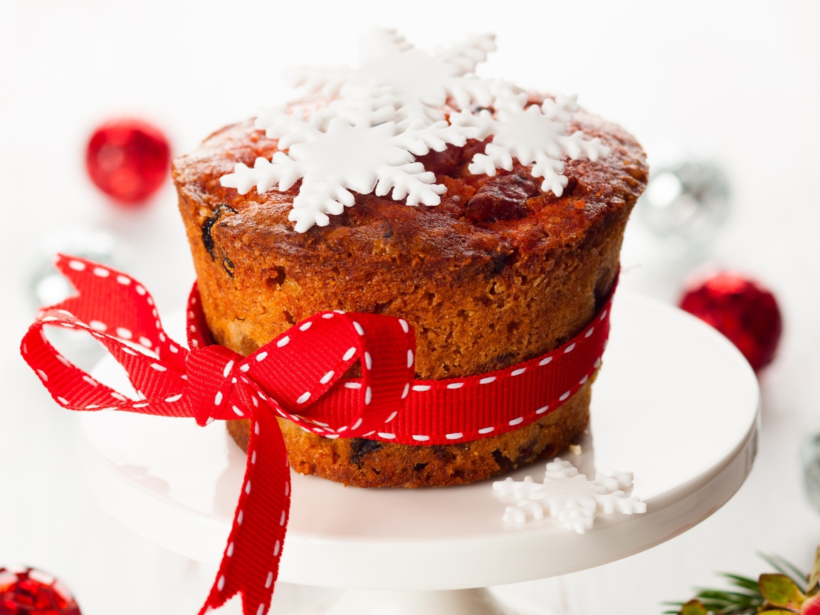 Кекс с бантом украшен снежинками