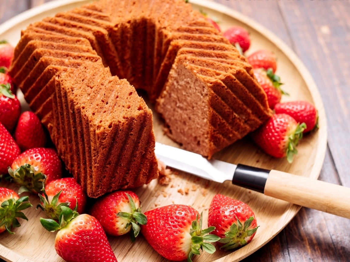 Кекс со свежей клубникой на тарелке