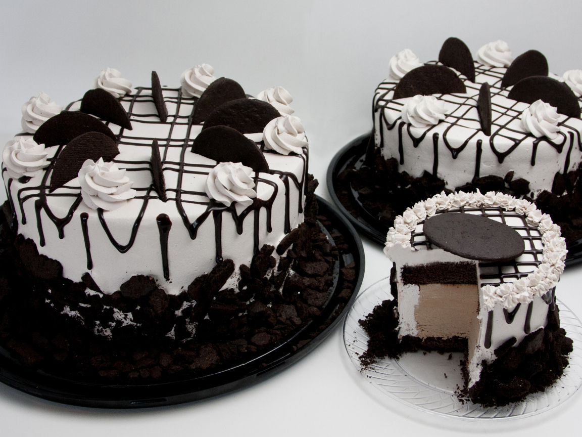 Вкусное пирожное с шоколадным печеньем  