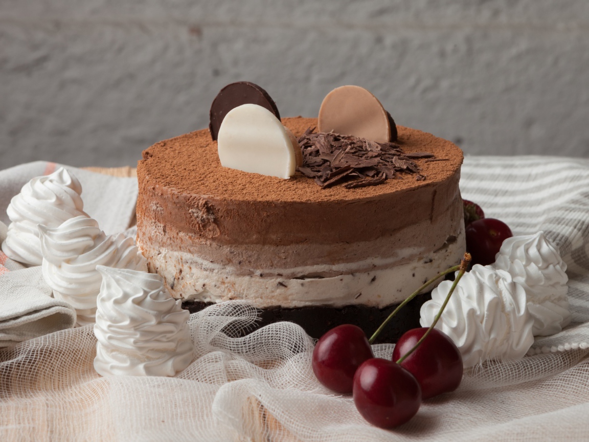 Вкусный торт с меренгой и вишнями