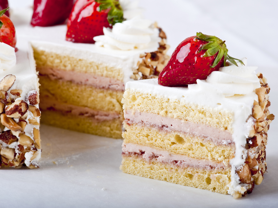 Аппетитный торт с арахисом и клубникой 