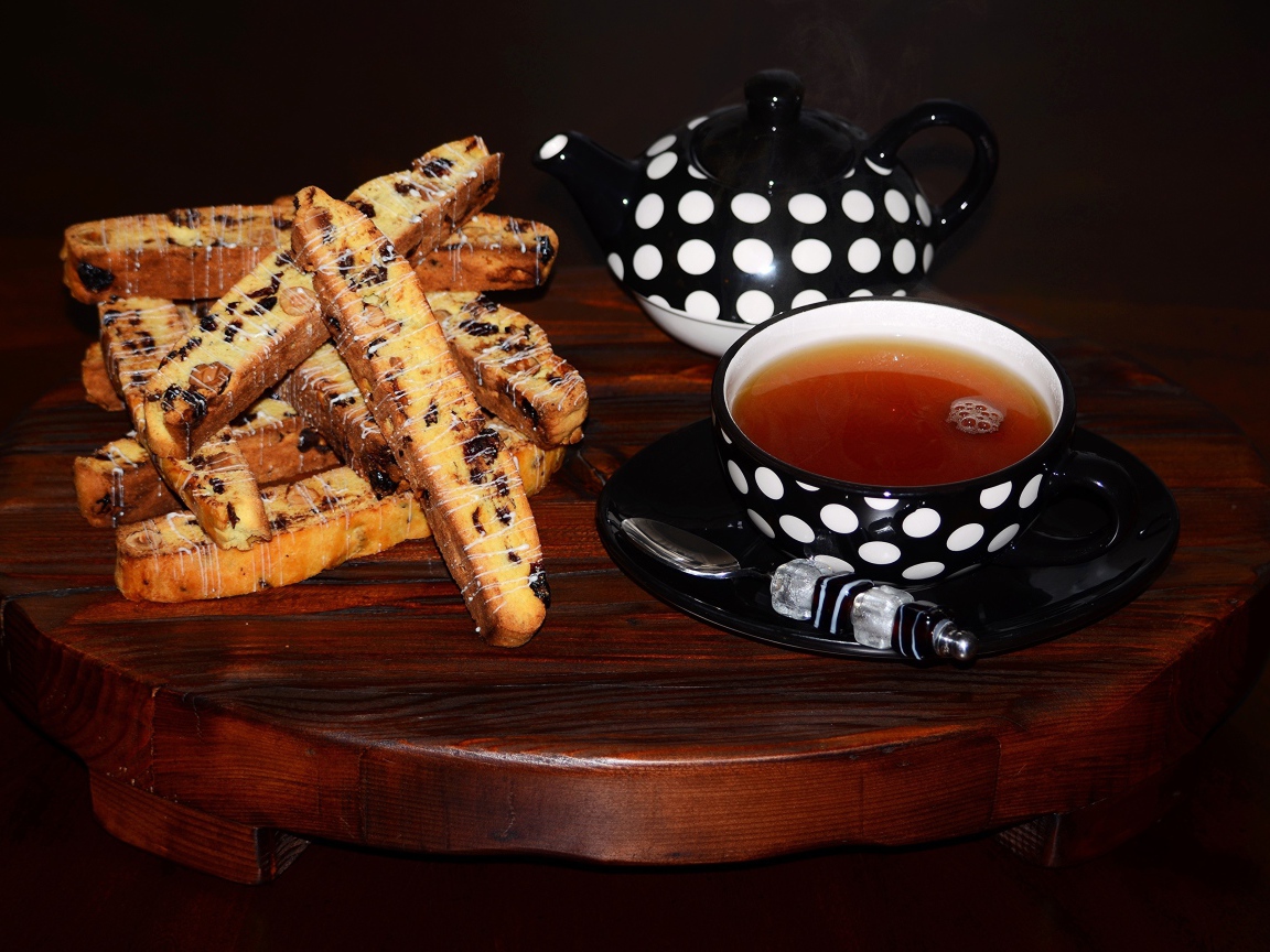 Вкусное печенье с орехами на столе с чашкой чая