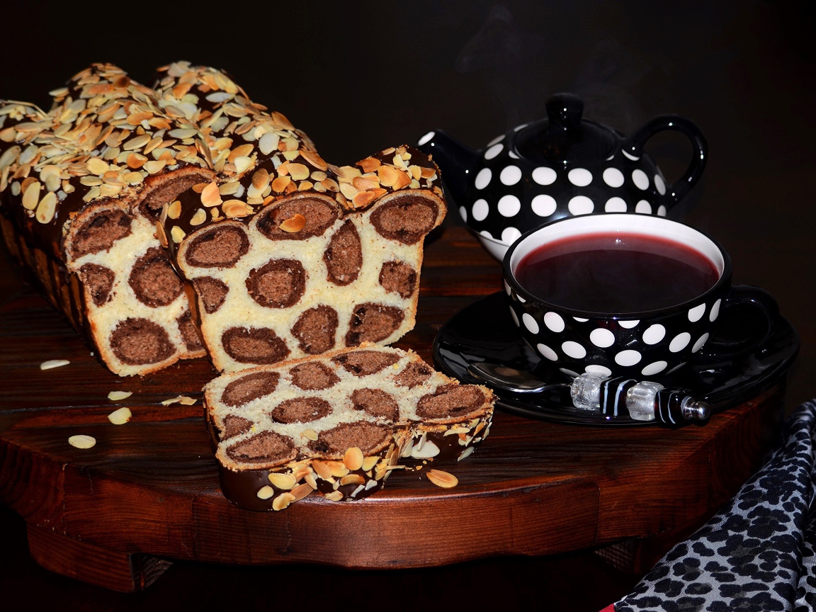 Вкусный леопардовый торт на столе с чашкой чая