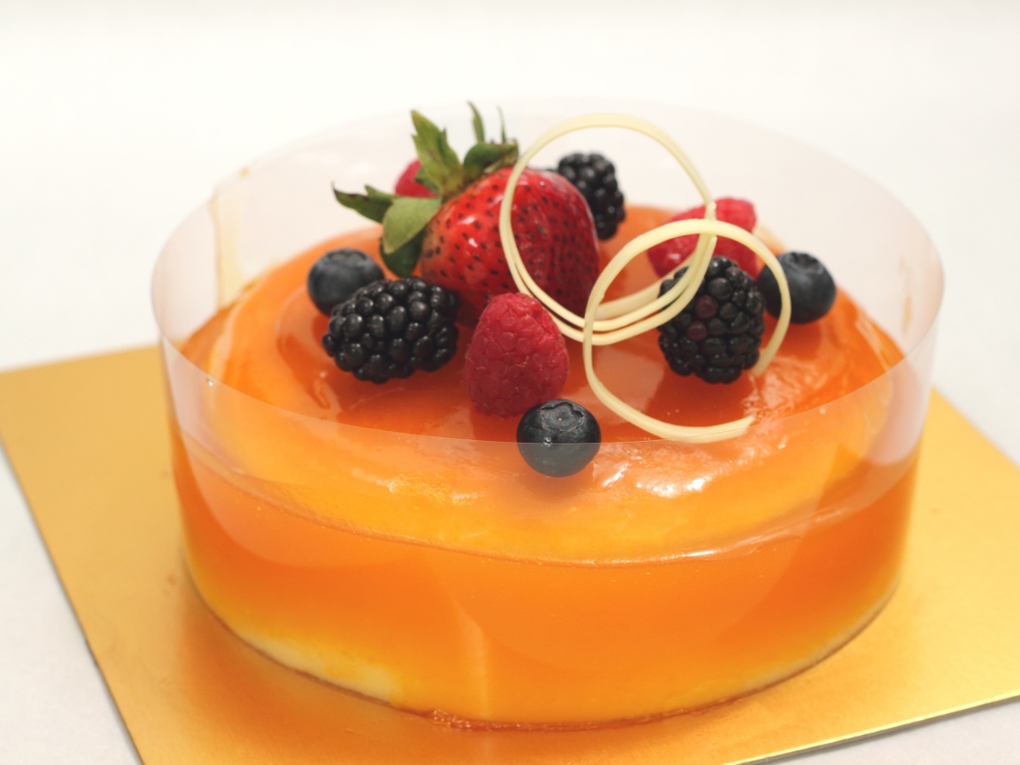 Десерт желе с ягодами клубники, черники, малины и ежевики