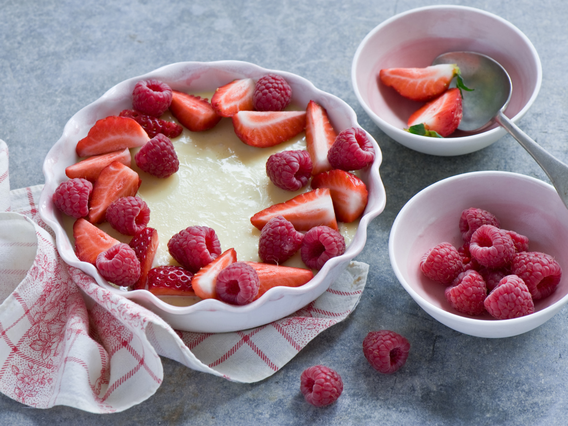 Десерт с ягодами свежей клубники и малины