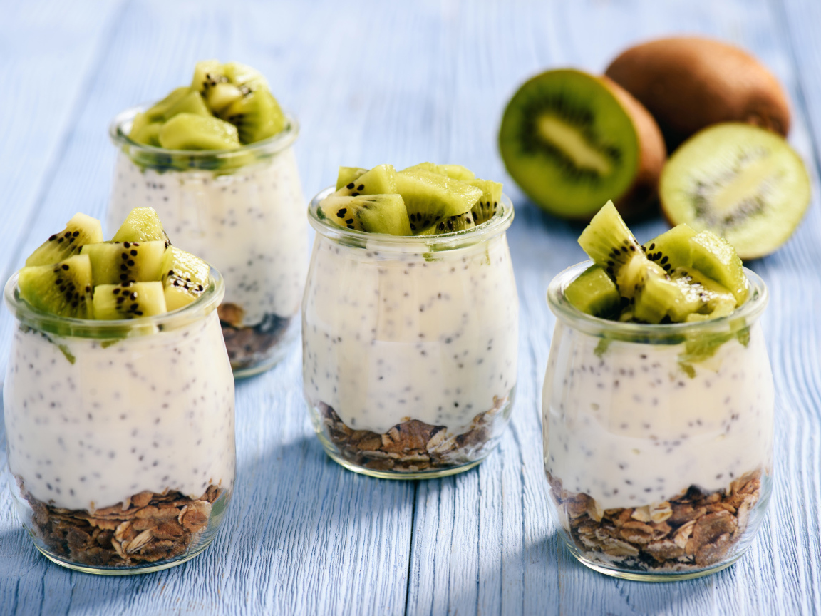 Десерт с овсяными хлопьями и йогуртом в стаканах с кусочками киви