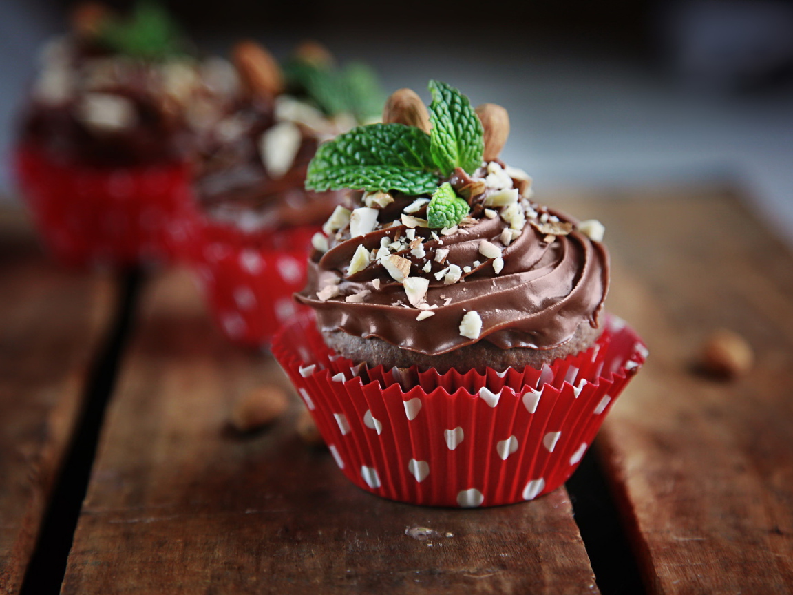 Свежий кекс с шоколадным кремом и орехами 