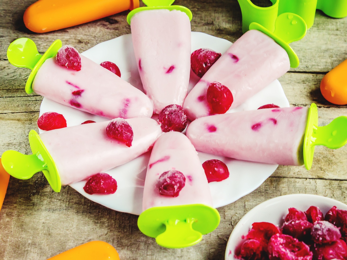 Фруктовое мороженое с ягодами вишни на столе 