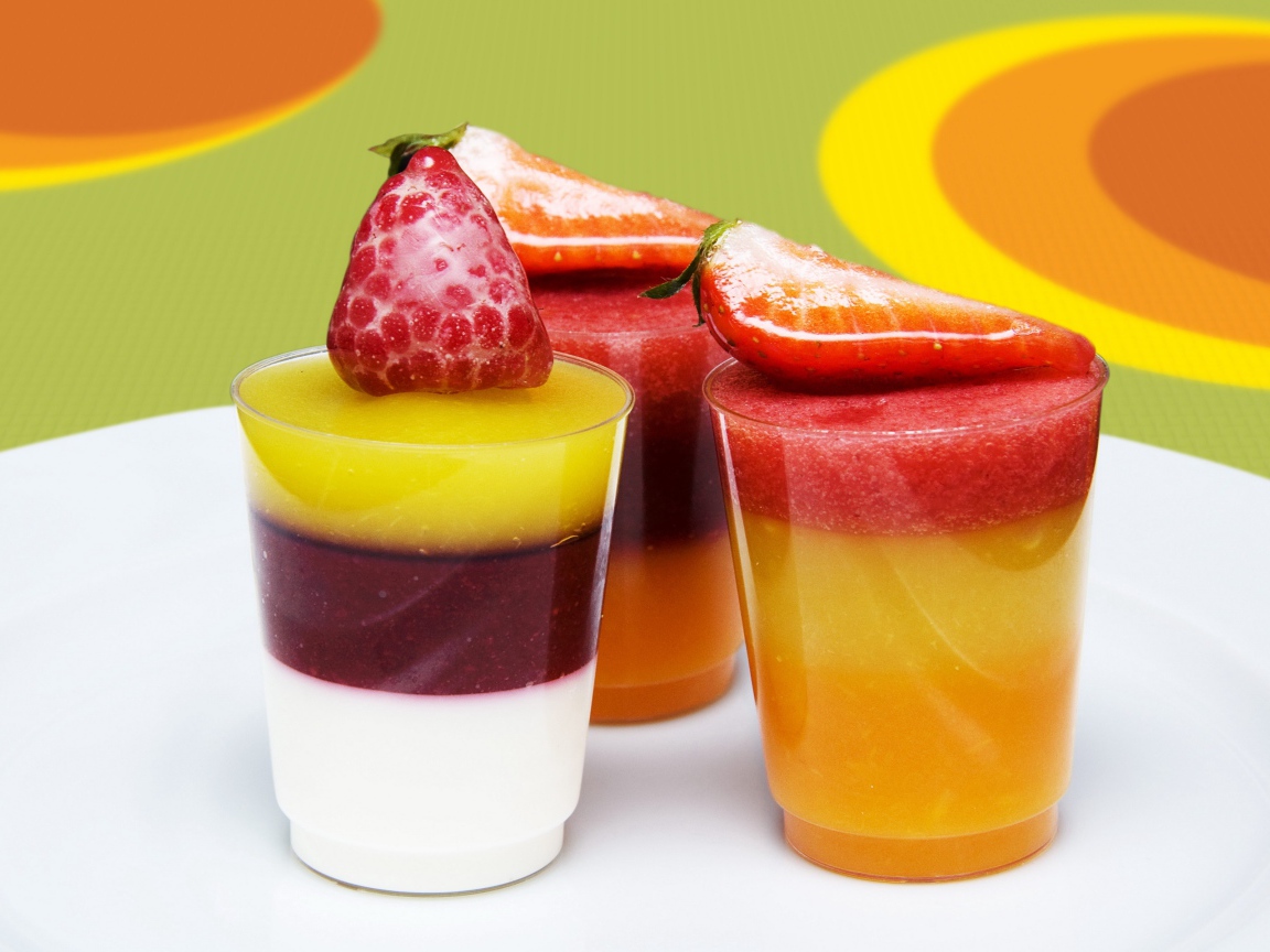 Фруктовое желе в стаканах с ягодами