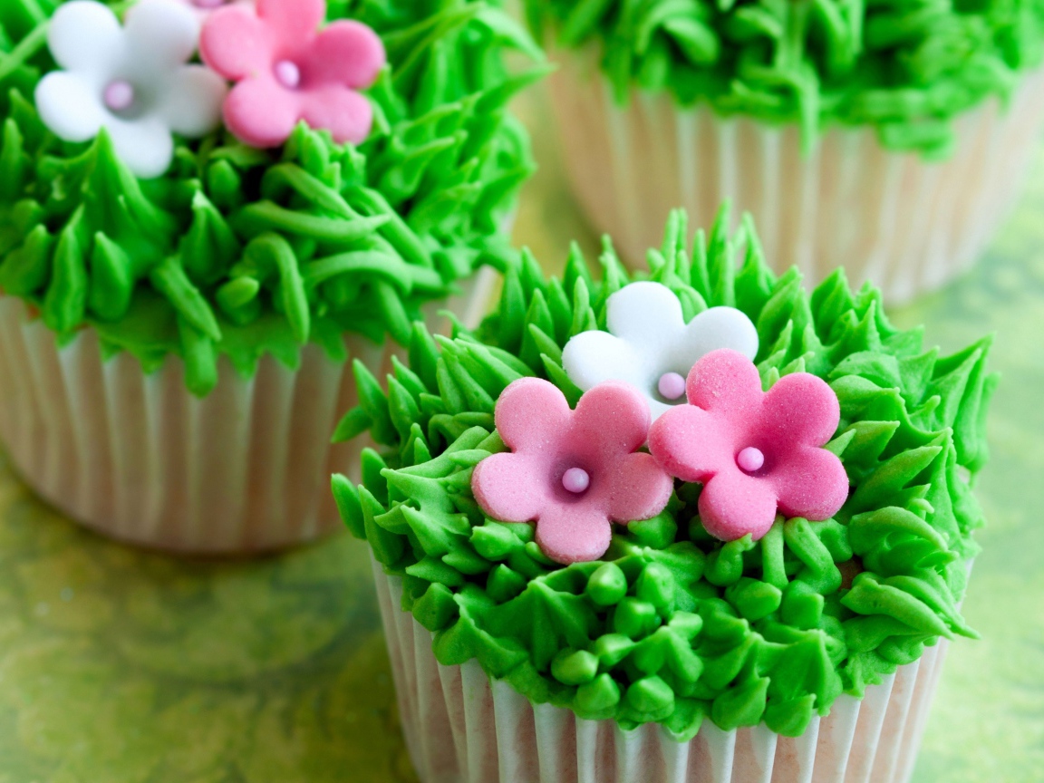 Пирожное с зеленым кремом украшено цветами 