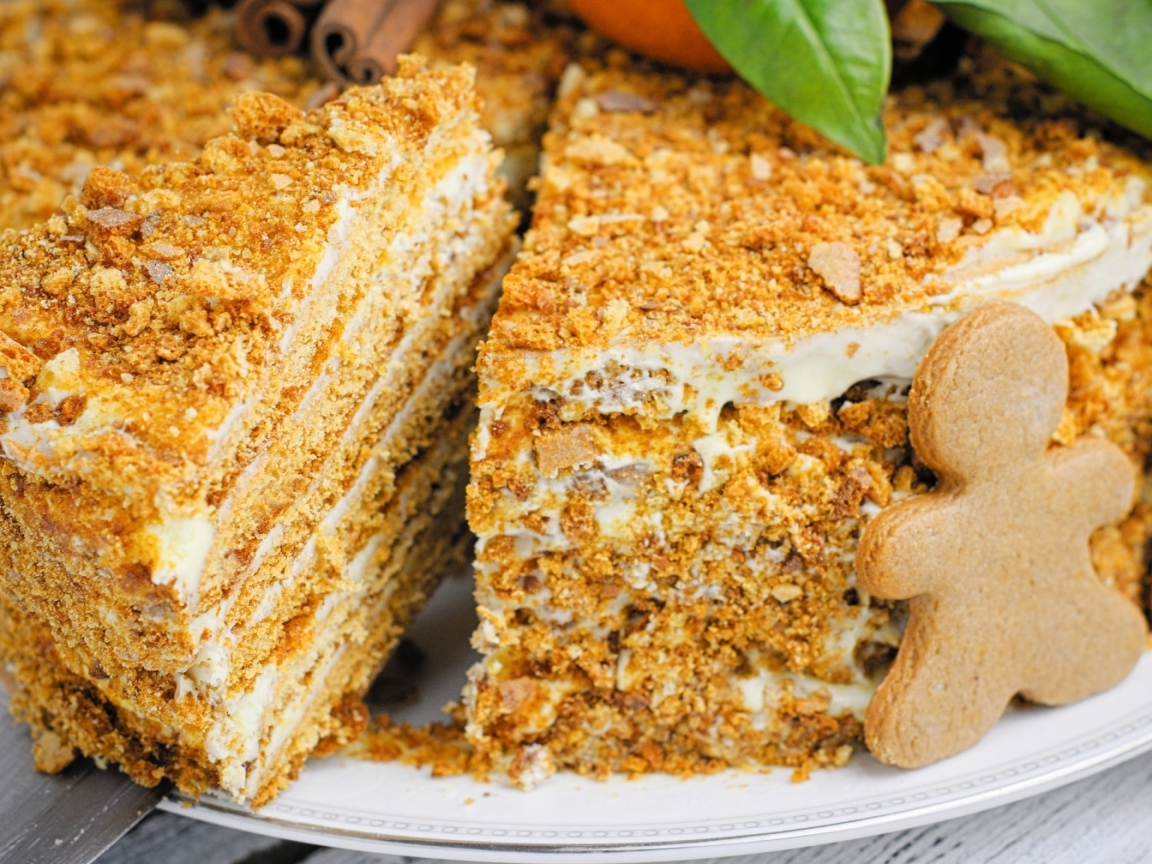 Медовый торт и имбирным печеньем на блюде