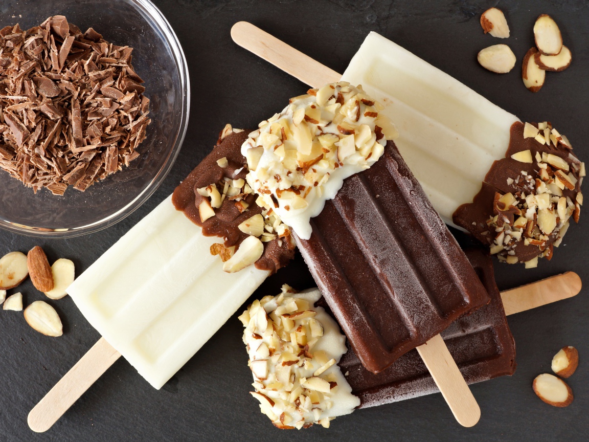 Мороженое на палочке в шоколаде с миндальными орехами