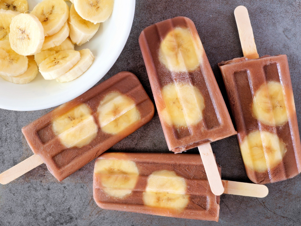 Мороженое с кусочками банана