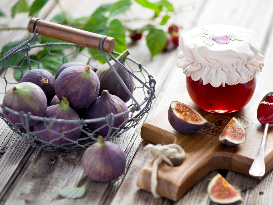 Джем и свежие плоды инжира на столе