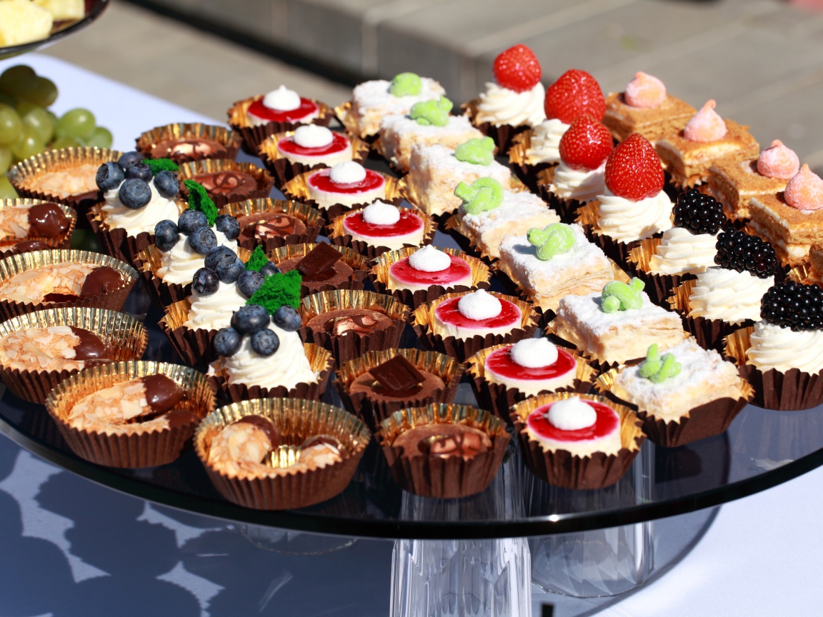 Много разных сладких десертов на столе