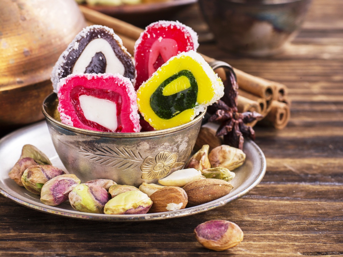 Мармелад в тарелке с фисташками