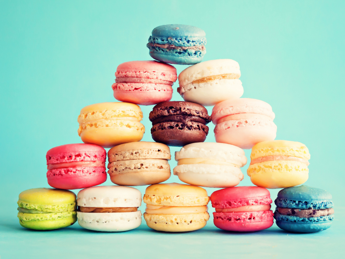 Разноцветный десерт макарон на голубом фоне