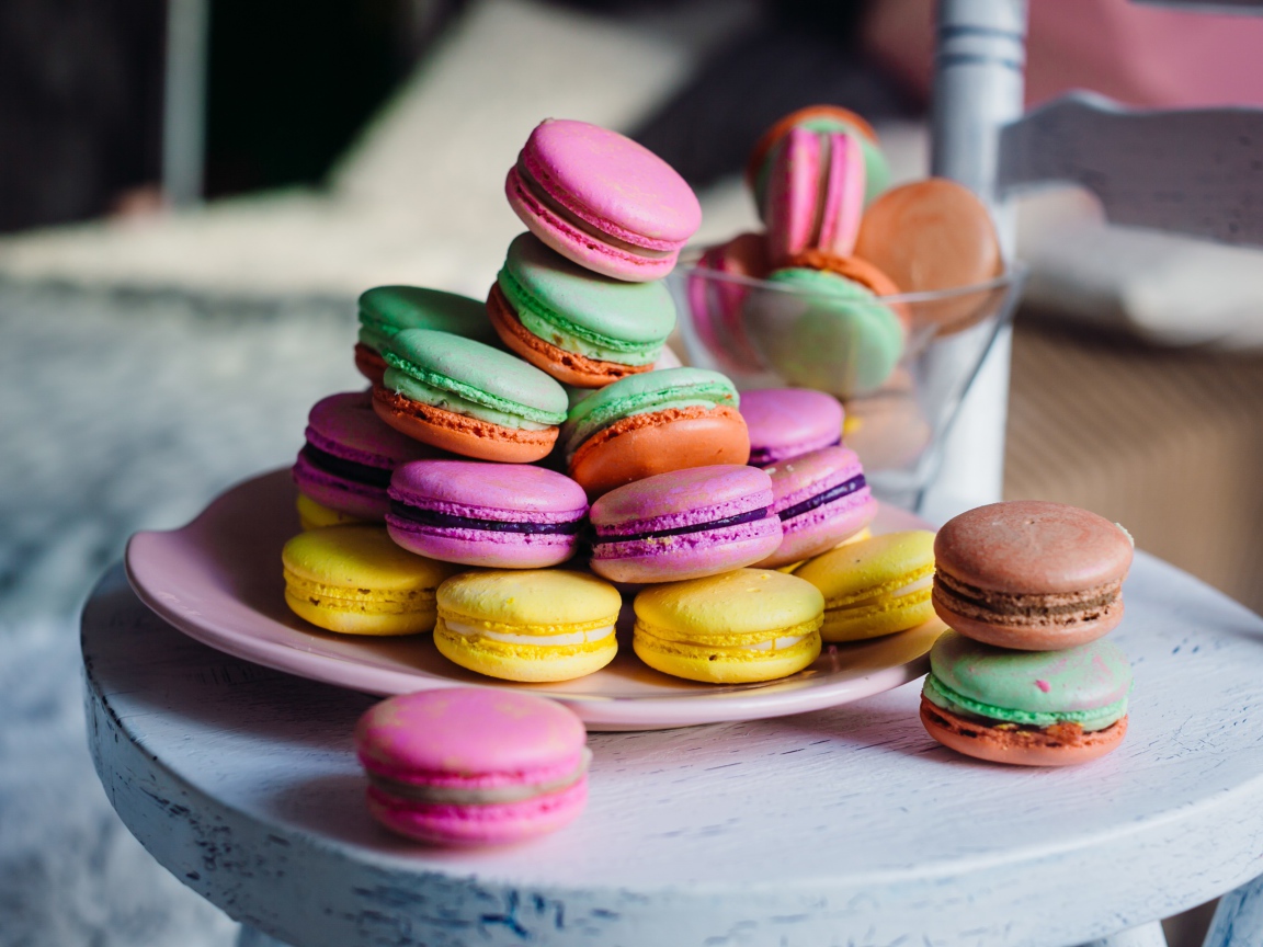 Разноцветные сладости макарон на столе