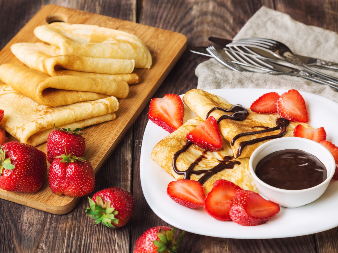 Блины с шоколадом и ягодами клубники 