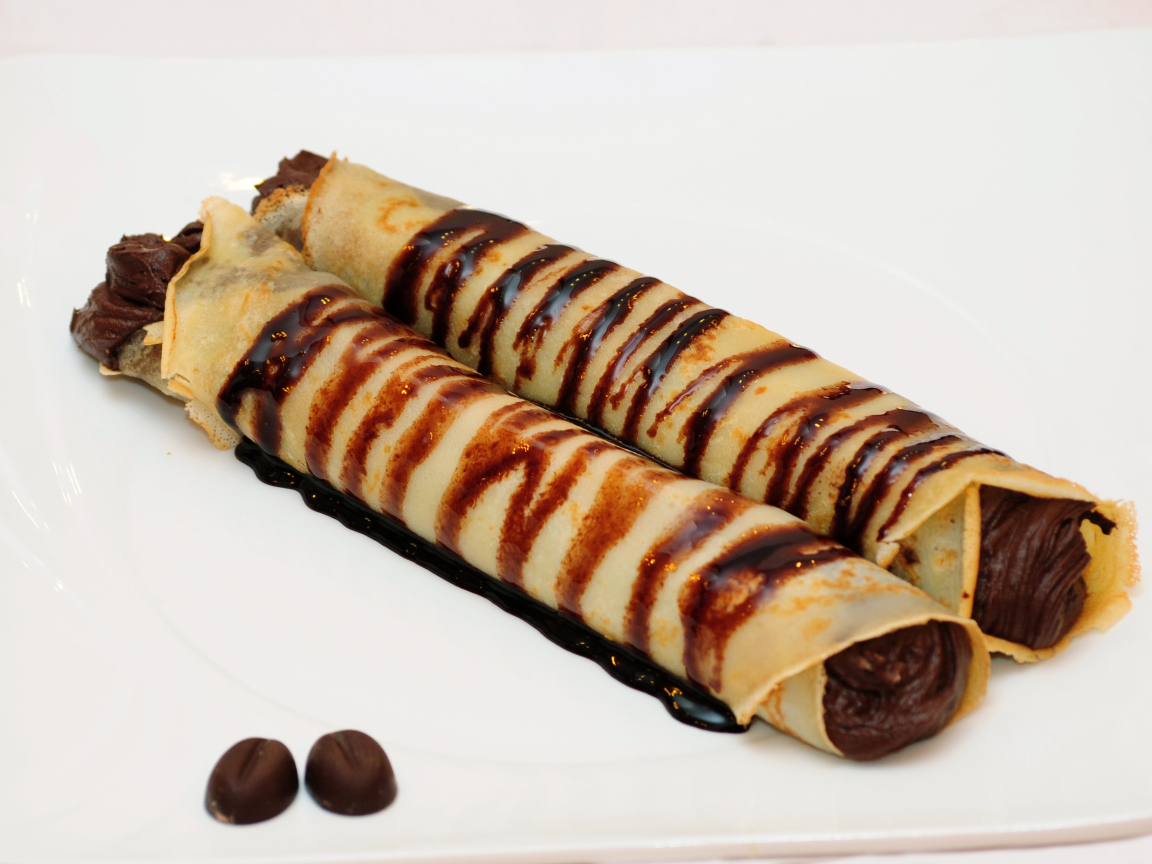 Блины с шоколадной начинкой на тарелке