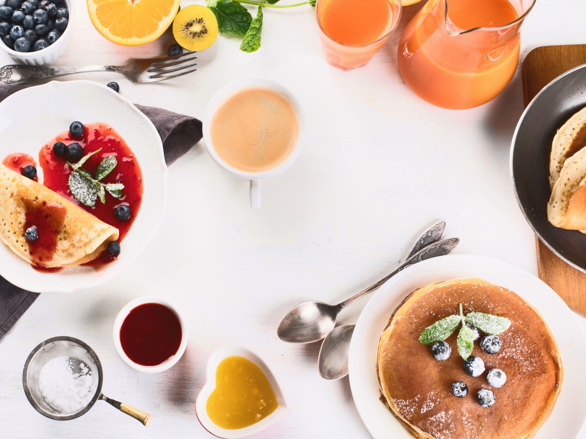 Панкейки с джемом и соком на столе на завтрак 