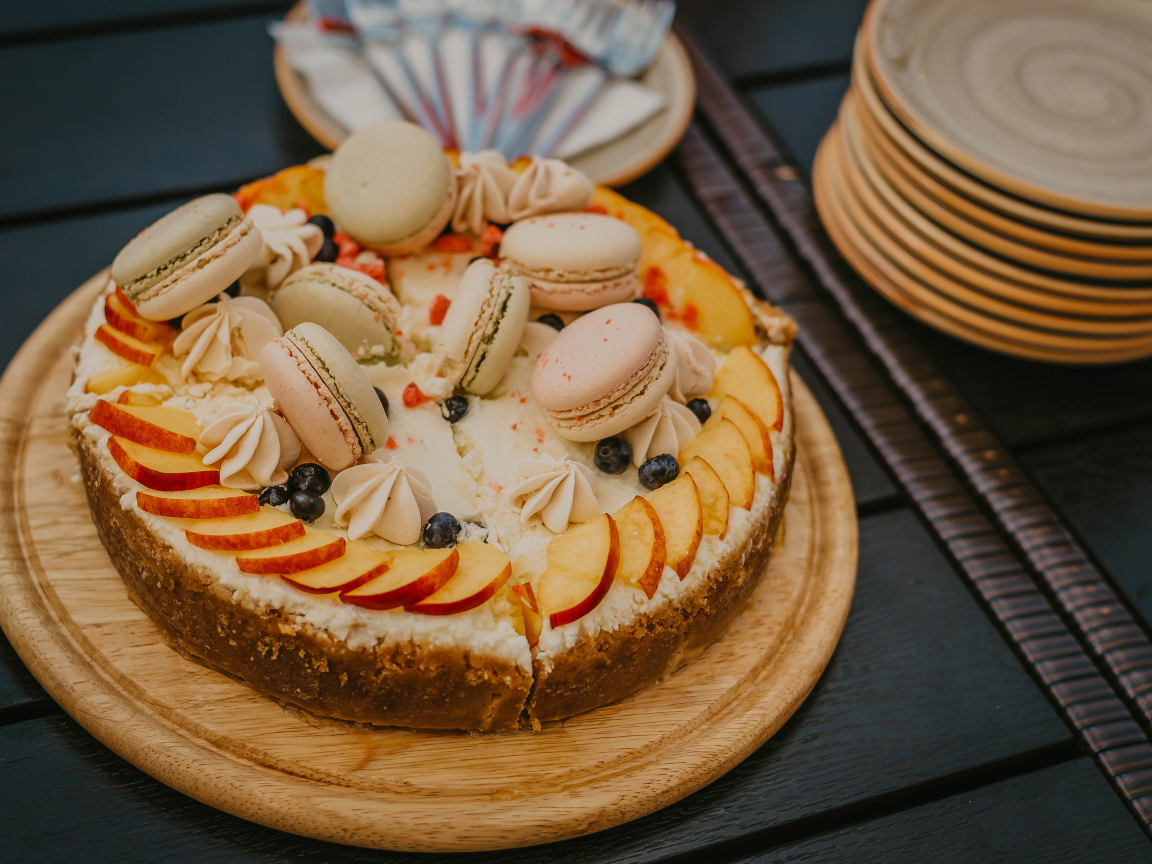 Пирог с яблоками, меренгой и макарунами