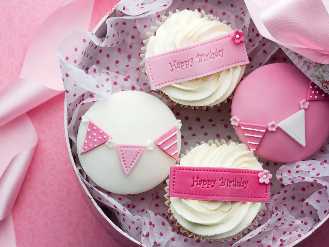Розовые праздничные кексы ко дню рождения 