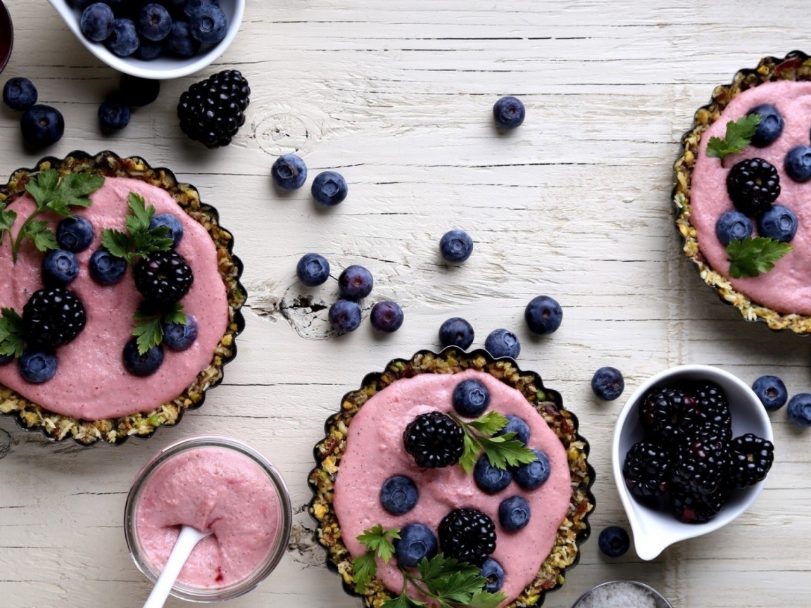 Пудинг с ягодами черники и ежевики на столе 