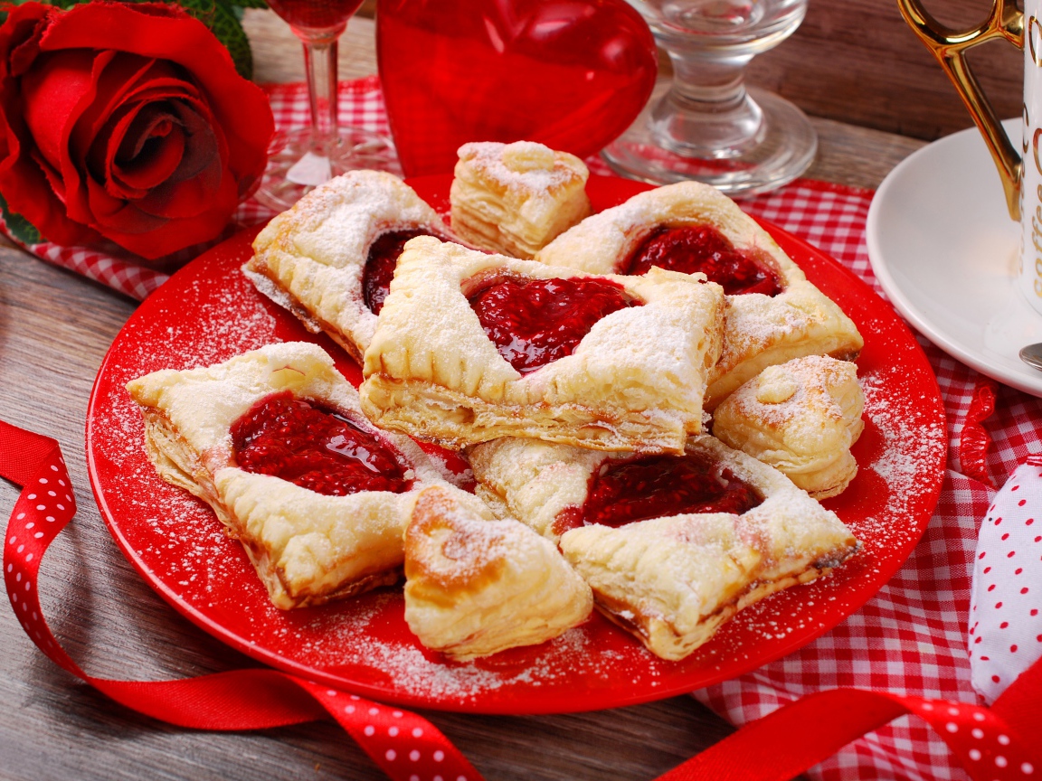 Слоеное печенье с вареньем и красной розой