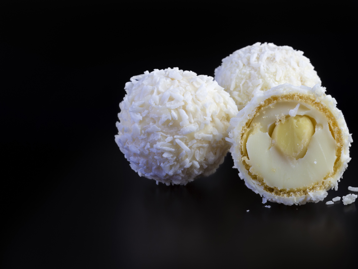 Конфеты раффаэлло на черном фоне