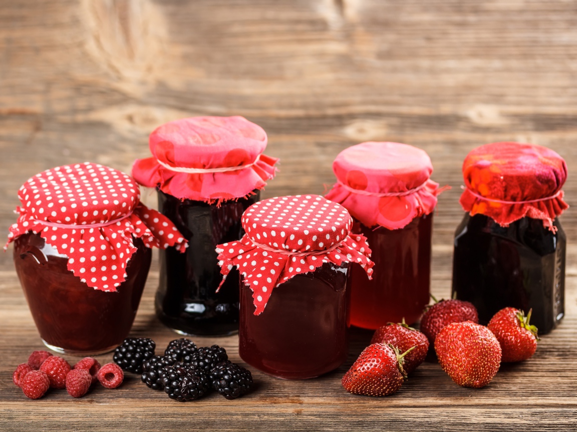 Клубничный, черничный и малиновый джем в банках