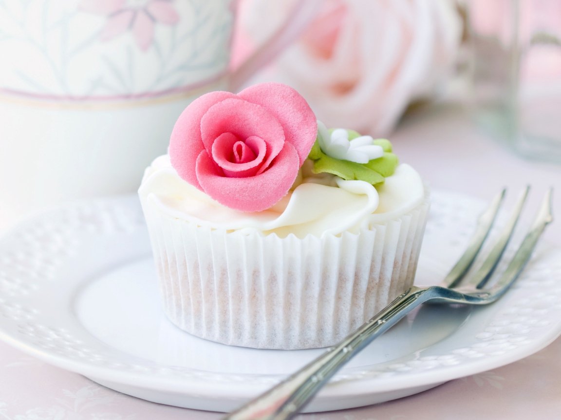 Кекс украшен розовым сахарным цветком