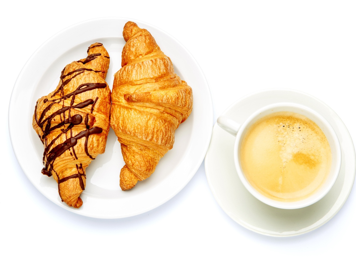 Два круассана с чашкой кофе на белом фоне
